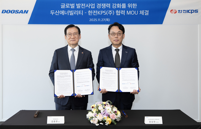 두산에너빌리티 창원 본사에서 진행된 해외 발전 프로젝트 경쟁력 강화를 위한 업무협약 체결식에서 한전KPS 김홍연 사장(왼쪽)과 두산에너빌리티 윤요한 마케팅부문장이 기념 촬영을 하고 있다. 두산에너빌리티