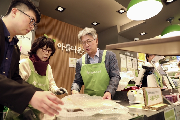 아름다운하루 행사에서 장세욱 동국제강그룹 부회장(가운데)이 일일점원으로 활동하는 모습. 동국홀딩스