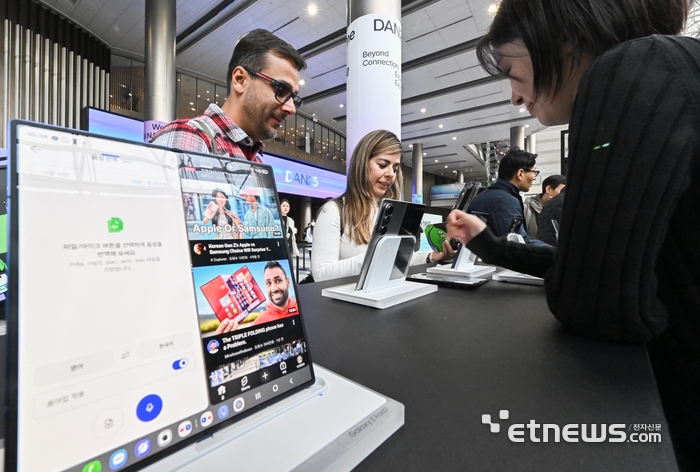 팀네이버 통합 컨퍼런스 단25(DAN25)가 6일 서울 강남구 코엑스에서 열렸다. 참석자가 삼성전자 갤럭시Z폴드7으로 네이버 AI번역기 '파파고' 음성 번역 체험을 하고 있다.  이동근기자 foto@etnews.com