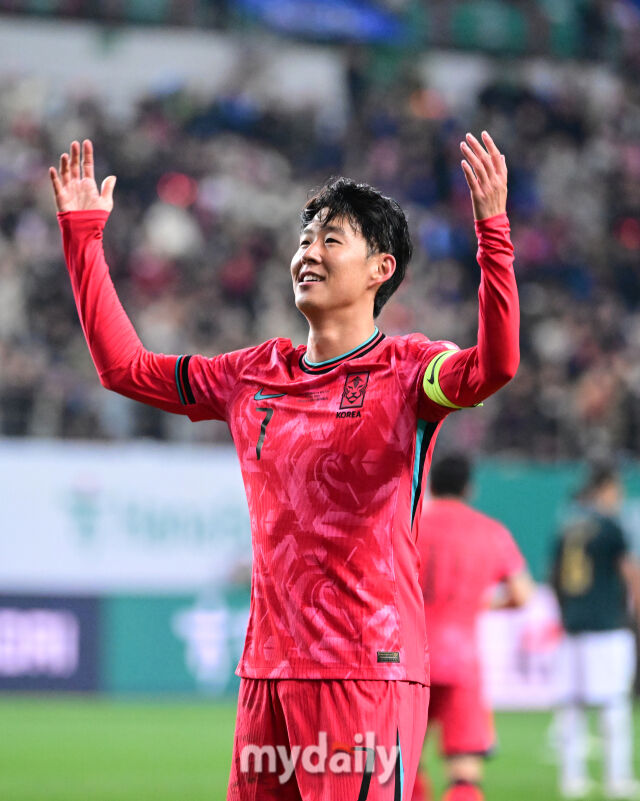 2025년 11월 14일 오후 대전월드컵경기장에서 대한민국과 볼리비아의 친선경기가 열렸다.

손흥민이 후반전 골을 넣고 기뻐하고 있다./대전월드컵경기장=유진형 기자 “><img decoding=