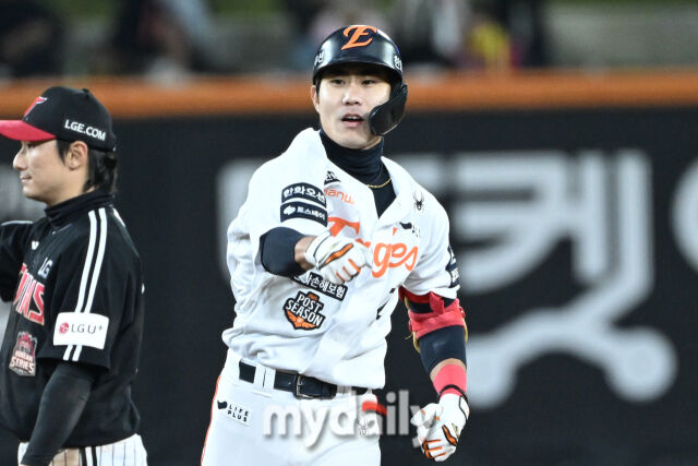 29일 대전 한화생명 볼파크 야구장에서 열린 '2025 신한 SOL 뱅크 KBO 한국시리즈 3차전' LG 트윈스와 한화 이글스 경기. 한화 심우준이 8회말 2사 만루에 2타점 역전 2타점 2루타를 친 후 기뻐하고 있다./대전=한혁승 기자 hanfoto@mydaily.co.kr