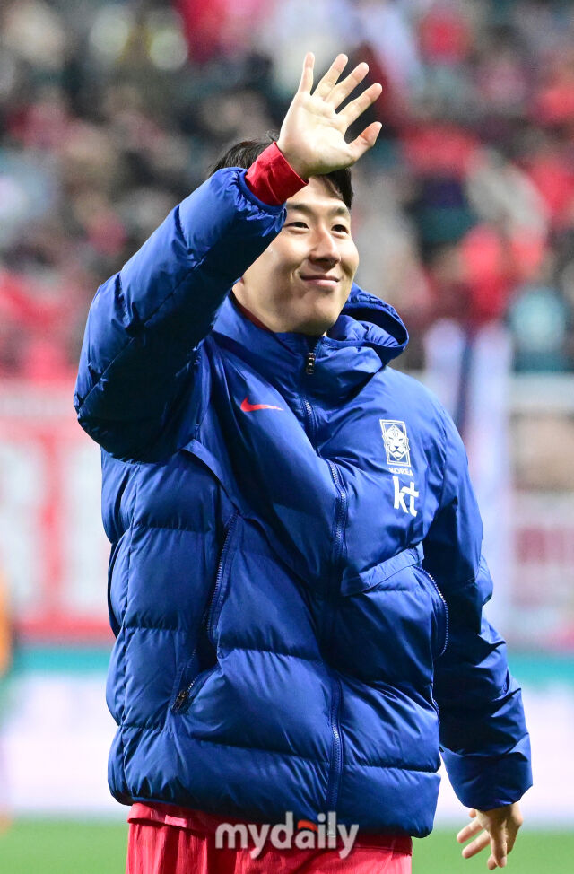 2025년 11월 14일 오후 대전월드컵경기장에서 대한민국과 볼리비아의 친선경기가 열렸다. 손흥민이 2-0으로 승리한 뒤 기뻐하고 있다./마이데일리 DB