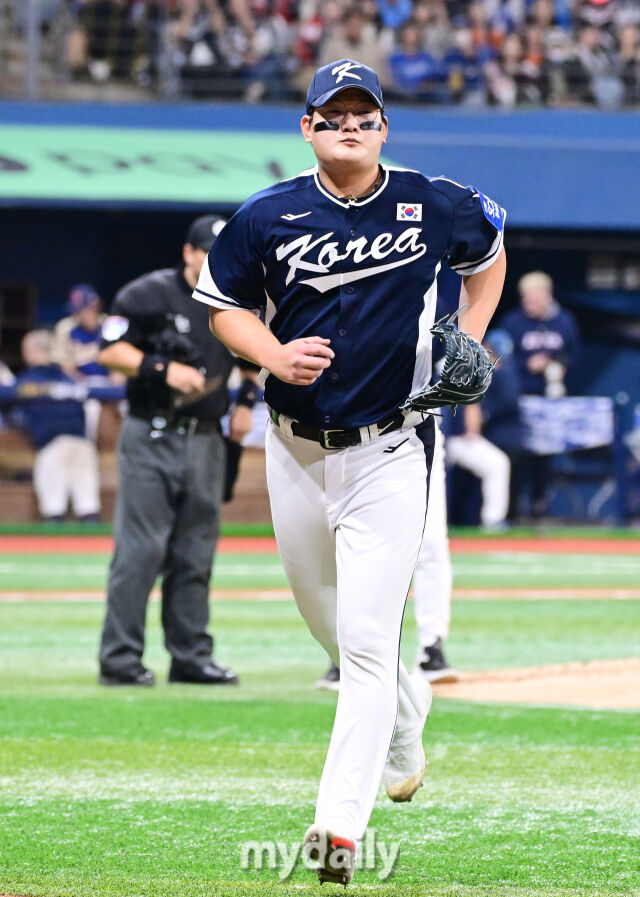 9일 오후 서울 구로구 고척스카이돔에서 진행된 '2025 NAVER K-BASEBALL SERIES' 대한민국-체코와의 평가전 경기. 대한민국 김서현이 5회말 구원 등판해 1실점 한뒤 교체되고 있다./고척=곽경훈 기자 kphoto@mydaily.co.kr