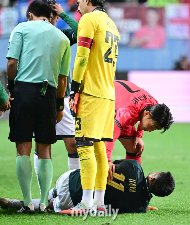 손흥민이 볼리비아 선수에게 이강인을 대신해 사과하고 있다 / 대전 = 유진형 기자 zolong@mydaily.co.kr