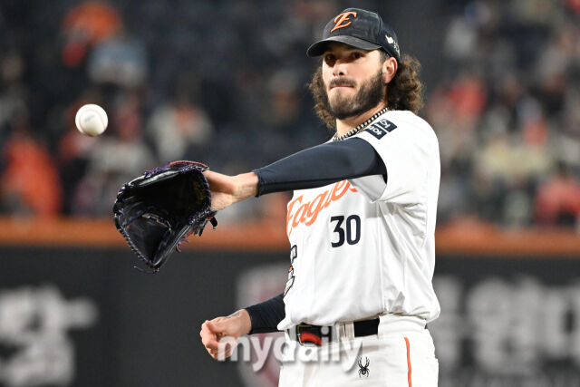 29일 대전 한화생명 볼파크 야구장에서 열린 '2025 신한 SOL 뱅크 KBO 한국시리즈 3차전' LG 트윈스와 한화 이글스 경기. 한화 선발 폰세가 투구 준비를 하고 있다./마이데일리