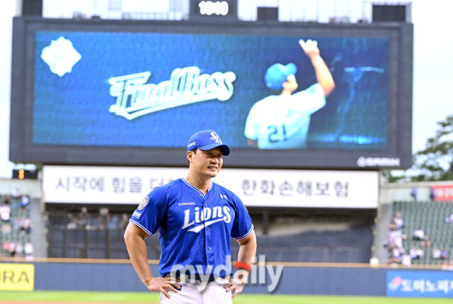 2025년 8월 28일 오후 서울 잠실구장에서 열린 '2025 신한 SOL뱅크 KBO 리그' 삼성 라이온즈와 두산 베어스의 경기
삼성 오승환이 은퇴투어에서 미소 짓고 있다./마이데일리”></p><div class=