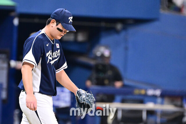 9일 오후 서울 구로구 고척스카이돔에서 진행된 '2025 NAVER K-BASEBALL SERIES' 대한민국-체코와의 평가전 경기. 대한민국 김서현이 5회말 구원 등판해 실점을 한 뒤 고개를 숙이고 있다./고척=곽경훈 기자 kphoto@mydaily.co.kr
