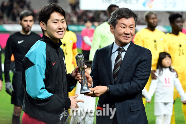 축구대표팀 이강인이 18일 오후 서울월드컵경기장에서 진행되는 대한민국 축구대표팀-가나와의 평가전에 앞서<br />정몽규 대한축구협회장으로부터 AFC 올해의 국제선수상 트로피를 전달받고 있다./마이데일리 DB”></p>
<h3>많이 본 뉴스</h3>
<ul>
<li>
<p><a href=