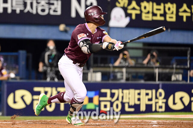 2025년 8월 30일 오후 서울 잠실구장에서 열린 '2025 신한 SOL뱅크 KBO 리그' 키움 히어로즈와 LG 트윈스의 경기. 키움 송성문이 9회초 1사 1루서 2루타를 치고 있다./마이데일리