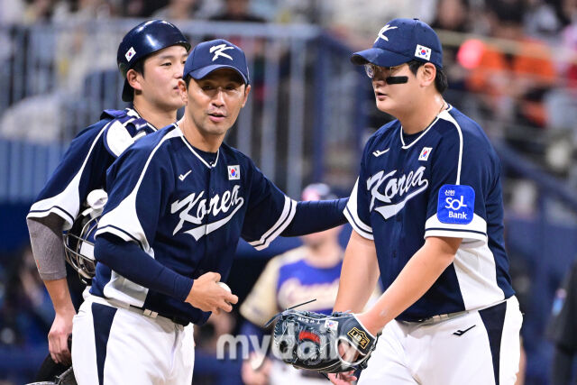 9일 오후 서울 구로구 고척스카이돔에서 진행된 '2025 NAVER K-BASEBALL SERIES' 대한민국-체코와의 평가전 경기. 대한민국 김서현이 5회말 구원 등판해 1실점 한뒤 교체되고 있다./고척=곽경훈 기자 kphoto@mydaily.co.kr