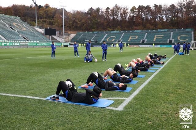 홍명보 감독이 이끄는 대한민국 축구대표팀이 16일 김포솔터축구장에서 회복 훈련을 진행했다./대한축구협회