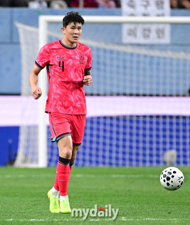 2025년 11월 14일 오후 대전월드컵경기장에서 대한민국과 볼리비아의 친선경기가 열렸다.

김민재가 패스를 준비하고 있다./대전월드컵경기장=유진형 기자”></p>
<p>[마이데일리 = 대전월드컵경기장 노찬혁 기자] 홍명보호의 ‘철기둥’ 김민재가 포백과 스리백 모두에 자신감을 나타냈다.</p>
<p>홍명보 감독이 이끄는 대한민국 축구대표팀은 14일 오후 8시 대전월드컵경기장에서 열린 볼리비아와의 친선경기에서 2-0으로 승리했다.</p>
<p>대표팀은 전반전 0-0으로 마쳤지만 후반 들어 흐름을 되찾았다. 후반 12분 황희찬이 페널티박스 바깥에서 프리킥을 얻어냈고, 이를 손흥민이 직접 오른발 슈팅으로 연결해 골문 구석을 갈랐다.</p><div class=