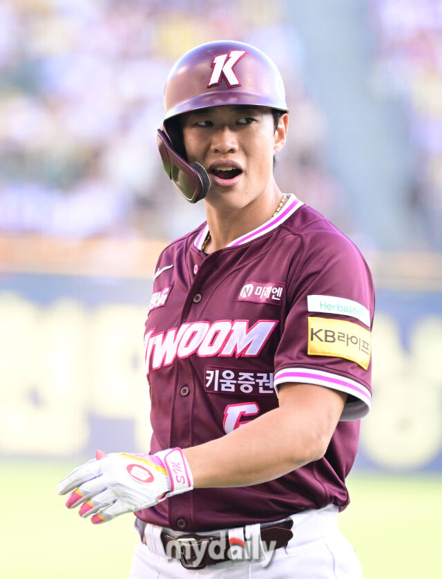 2025년 8월 30일 오후 서울 잠실구장에서 열린 '2025 신한 SOL뱅크 KBO 리그' 키움 히어로즈와 LG 트윈스의 경기. 키움 송성문이 1회초 1사 후 중견수 플라이를 친 뒤 아쉬워하고 있다./마이데일리