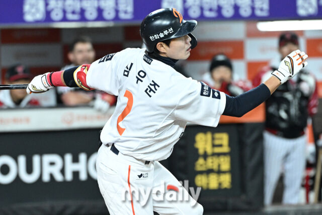 30일 대전 한화생명 볼파크 야구장에서 열린 '2025 신한 SOL 뱅크 KBO 한국시리즈 4차전' LG 트윈스와 한화 이글스 경기. 한화 심우준이 3회말 선두타자로 나와 헛스윙 삼진을 당하고 있다./대전=한혁승 기자 hanfoto@mydaily.co.kr