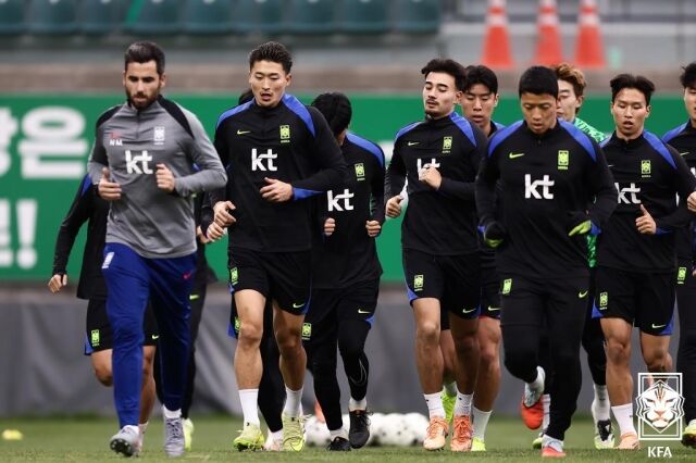 홍명보 감독이 이끄는 대한민국 축구대표팀이 16일 김포솔터축구장에서 회복 훈련을 진행했다./대한축구협회