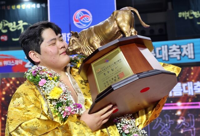 29일 경상북도 의성군 의성종합체육관에서 열린 ‘위더스제약 2025 의성천하장사씨름대축제’ 천하장사에 등극한 김민재(영암군민속씨름단)가 장사인증서와 천하장사 황소트로피를 들고 기념사진을 찍고 있다./대한씨름협회