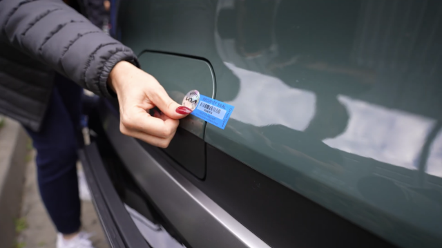 기네스 세계 기록 측정을 위해 차량 충전부에 스티커를 부착하고 있다. 기아 유튜브 채널 캡처