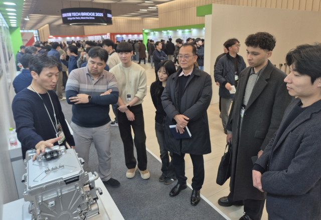 이달 18~19일 경기도 의왕 현대모비스 기술연구소에서 진행한 '테크 브릿지 2025'에서 참가한 관람객들이 현대모비스의 첨단 기술을 체험하고 있다. 사진 제공=현대모비스