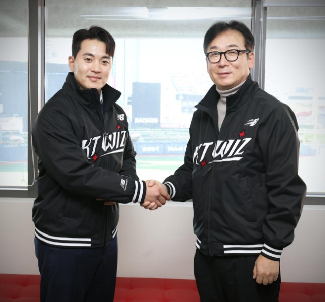 kt wiz 입단한 한승택(왼쪽). 사진 제공=kt wiz 구단