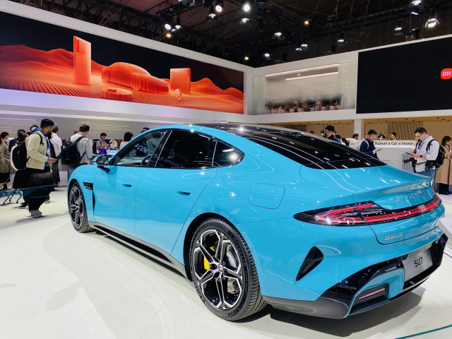 지난해 스페인 바르셀로나에서 열린 세계 최대 이동통신 전시회 '모바일 월드 콩그레스(MWC) 2024' 샤오미 전시장에 자율주행 전기차 SU7가 전시돼 있다./연합뉴스