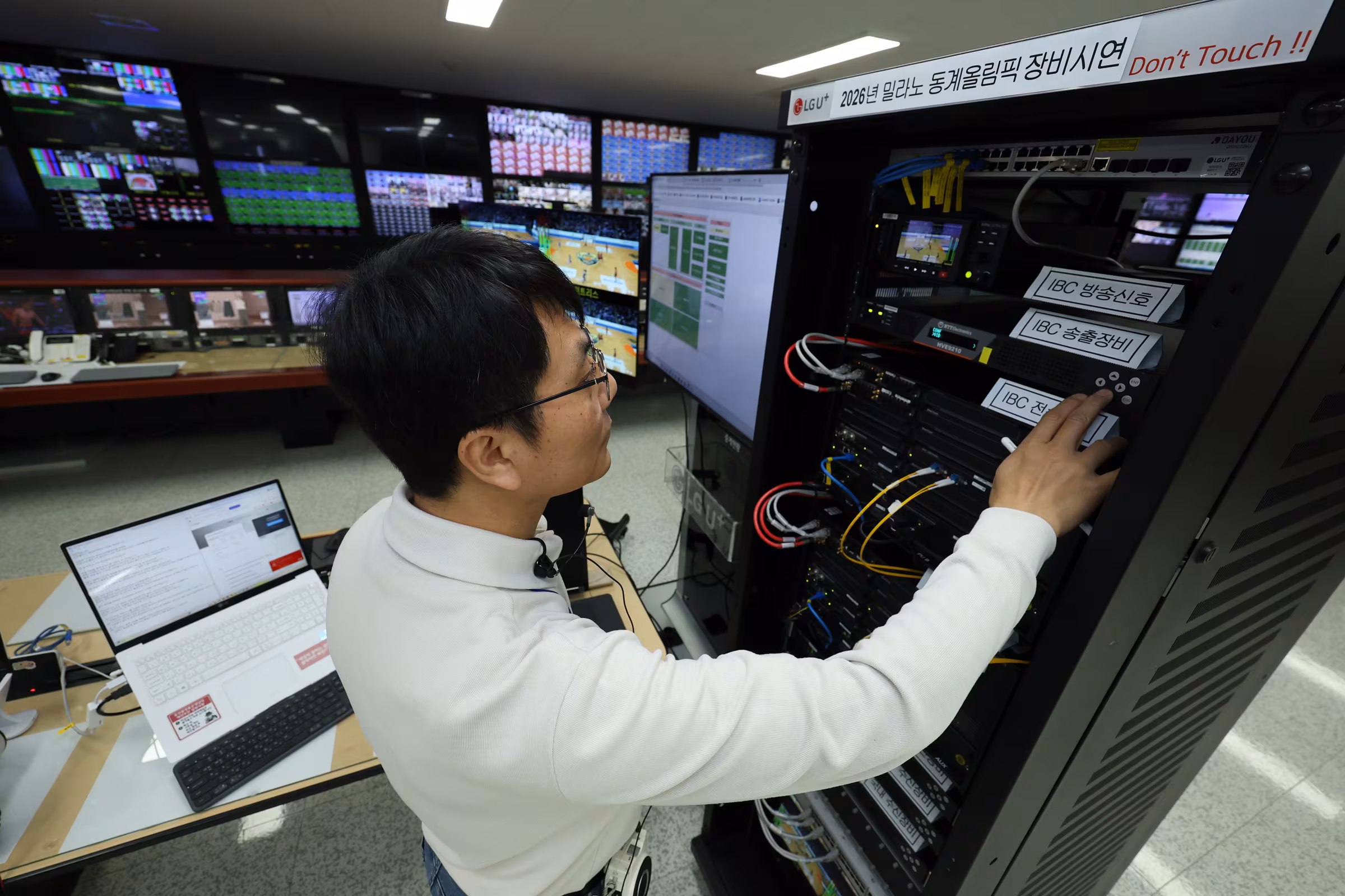 LG유플러스 임직원이 안양사옥 방송센터에서 ‘히트리스 프로텍션’ 기술을 시연하고 있는 모습. /LG유플러스