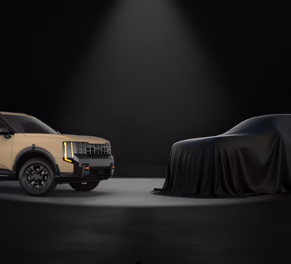 기아 북미법인이 LA 오토쇼에서 신형 텔루라이드 공개를 예고한 가운데, 검은 천에 쌓인 다른 차의 사진도 함께 공개해 현지의 주목을 받고 있다./기아 북미법인 인스타그램 캡처