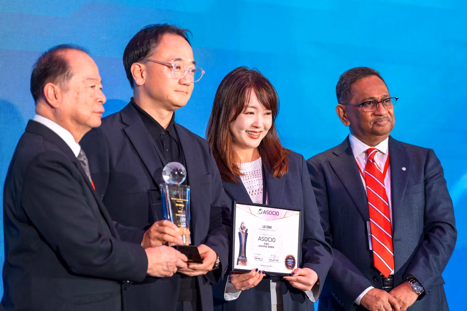 이승찬 LG CNS 디지털AX담당 상무(왼쪽에서 두 번째)가 지난 11월 11일 대만 타이베이에서 열린 ‘아시아·오세아니아 정보산업기구(ASOCIO) 어워드 2025’에서 ‘ESG 어워드’를 수상하는 모습./LG CNS 제공