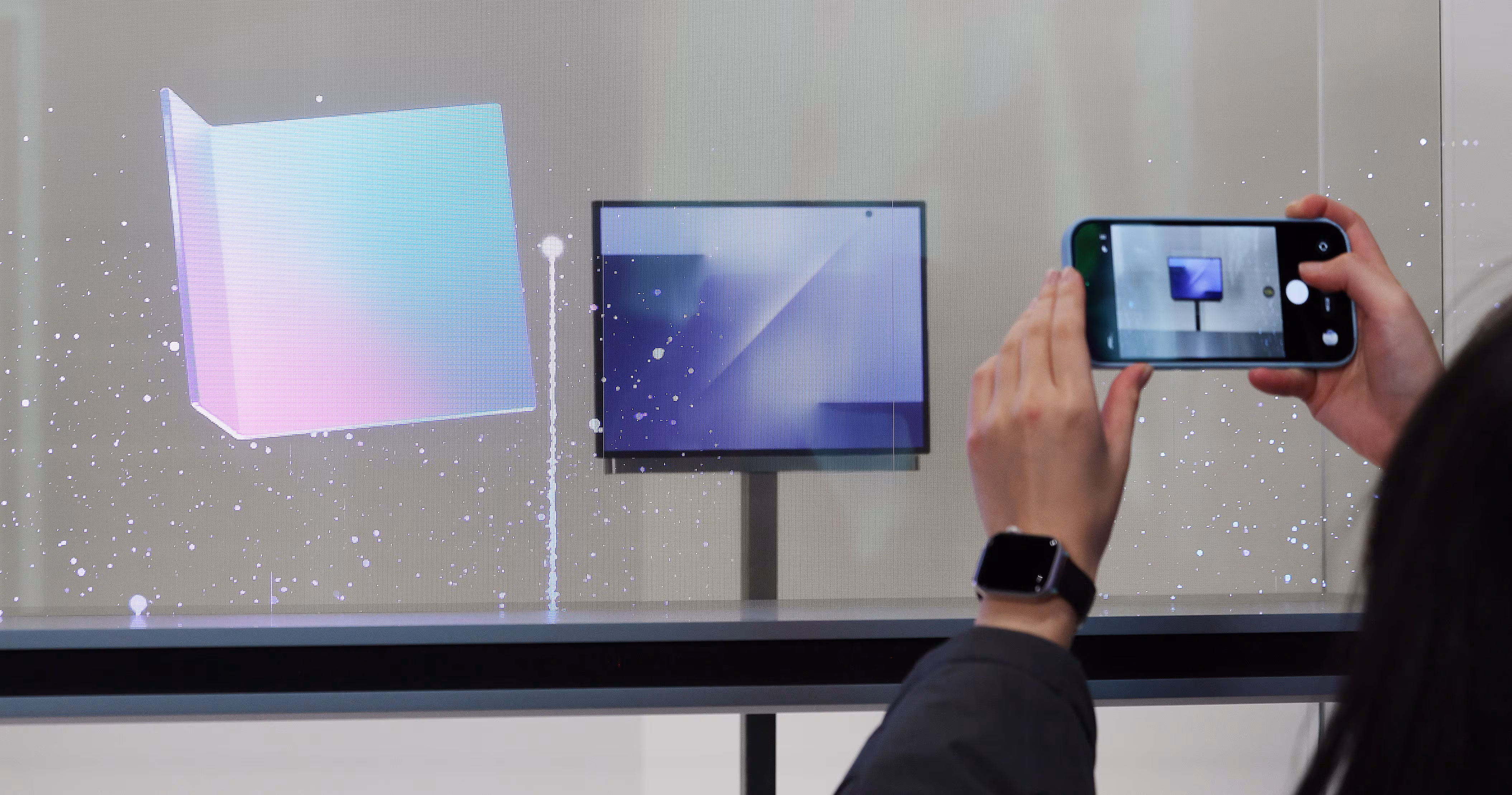 지난달 경북 경주 엑스포공원 에어돔에서 열린 APEC CEO 서밋 부대행사인 'K-테크 쇼케이스' 삼성전자 부스에서 두 번 접는 스마트폰인 ‘트라이폴드폰’ 실물이 공개되고 있다./뉴스1