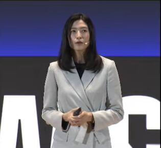 정신아 카카오 대표가 3일 서울 코엑스에서 열린 ‘SK AI 서밋 2025’에서 ‘에이전틱 AI: 가능성에서 현실로’를 주제로 발표하고 있다./심민관 기자