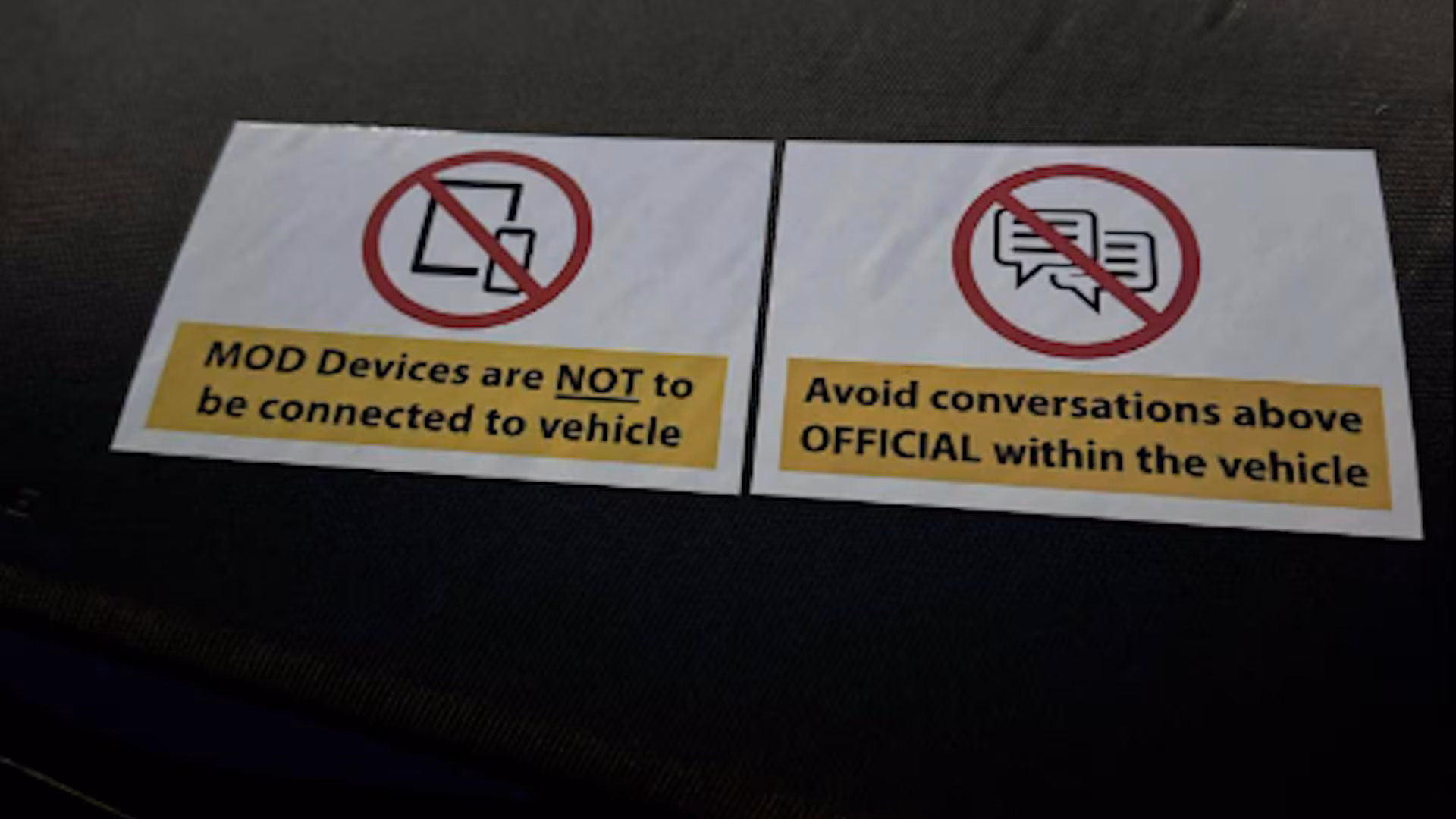 영국 국방부는 최근 관용차로 도입한 중국산 전기차 조수석 앞쪽에 부착한 스티커. 각각 ‘국방부 기기를 이 차량에 연결하지 마시오', '차량 내에서 공무(Official) 등급 이상 대화는 피하시오’라고 적혀있다. /MoD 제공