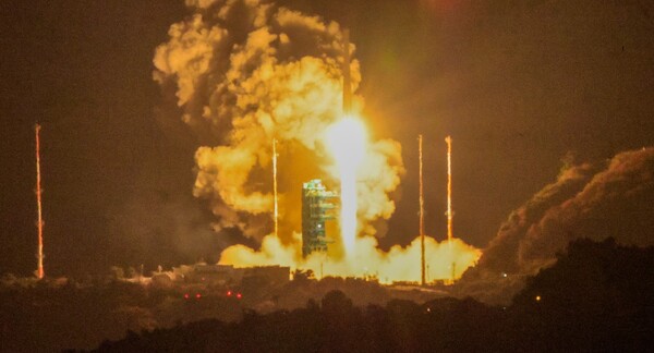 국형 발사체 누리호(KSLV-Ⅱ)가 27일 새벽 전남 고흥군 나로우주센터에서 4차 발사를 맞아 우주로 날아오르고 있다. / 뉴스1
