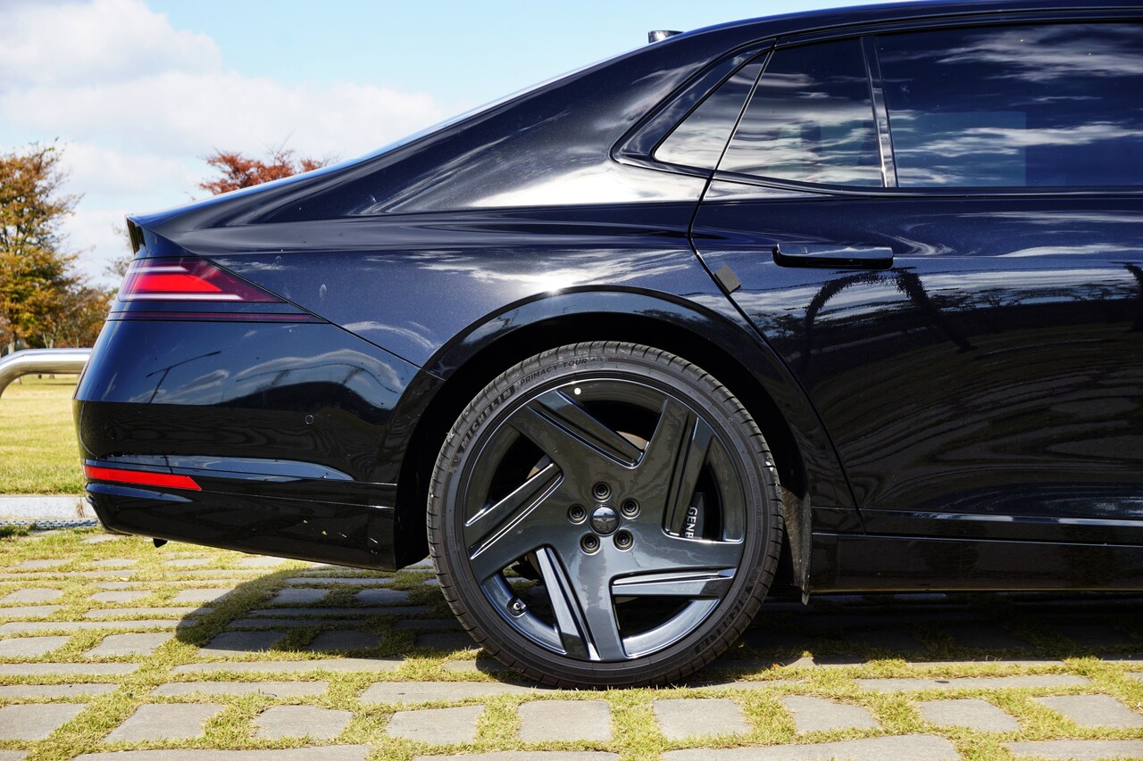 제네시스 G90 블랙 후륜. / 허인학 기자