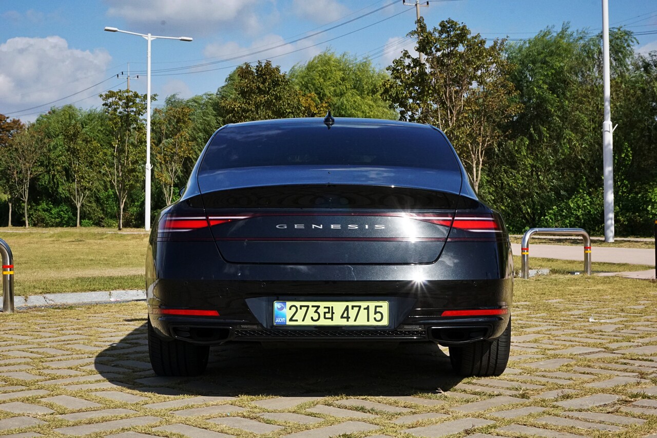 제네시스 G90 블랙 후면. / 허인학 기자