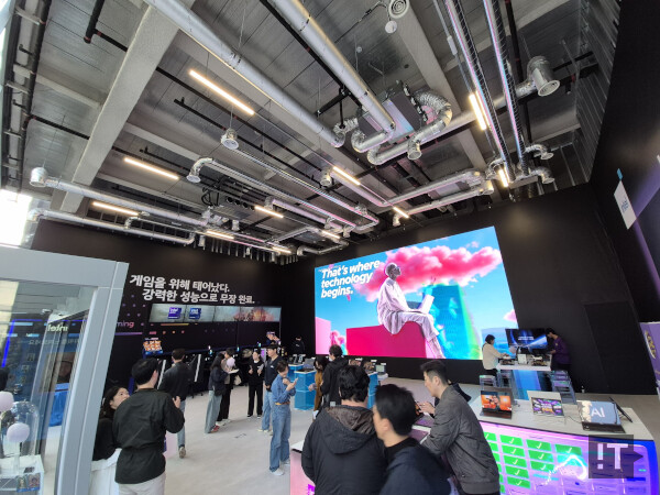 서울 강남에 마련된 인텔 AI PC 팝업스토어 내부 모습 / 권용만 기자