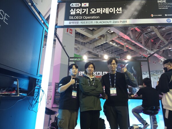 강준안 실외기 오퍼레이션 대표(가운데)와 개발팀이 기념촬영을 하고 있다. / 천선우 기자