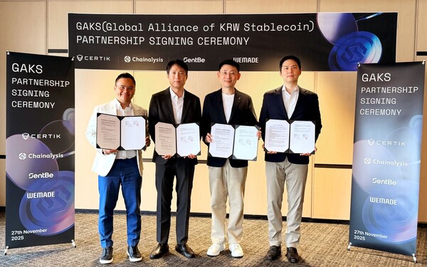 왼쪽부터 제임스 앙 체이널리시스 아시아태평양 부사장, 김석환 위메이드 부사장, 룽후이 구 써틱 공동 창업자 겸 CEO, 유민석 센트비 CSO가 원화 스테이블코인 연합체 출범식에서 기념촬영을 하고 있다. / 위메이드