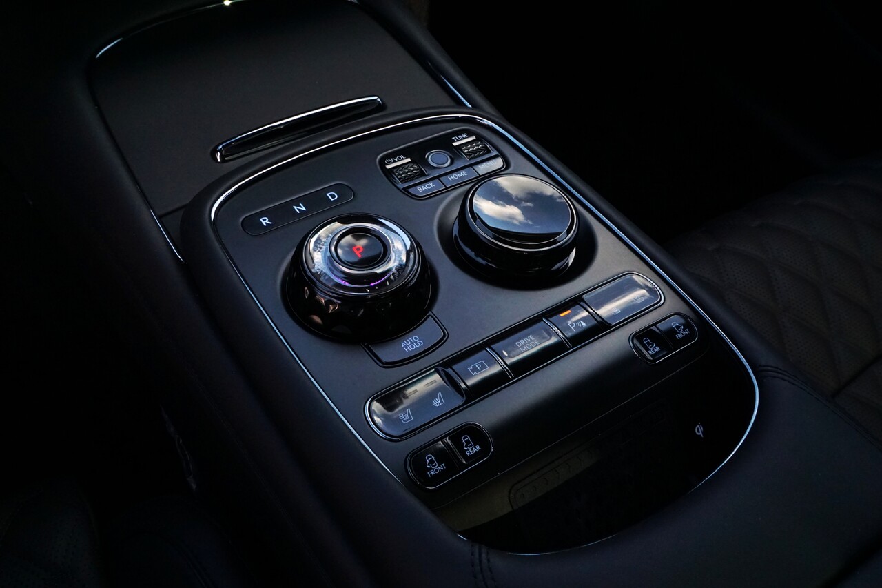 블랙 리얼 알루미늄이 적용된 전자식 변속 다이얼과 통합 컨트롤러. / 허인학 기자