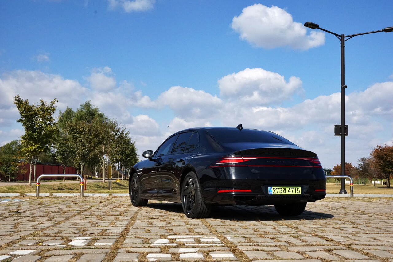 제네시스 G90 블랙 후측면. / 허인학 기자