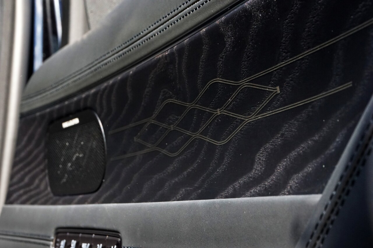 황동색의 지-매트릭스 패턴 가니시. / 허인학 기자