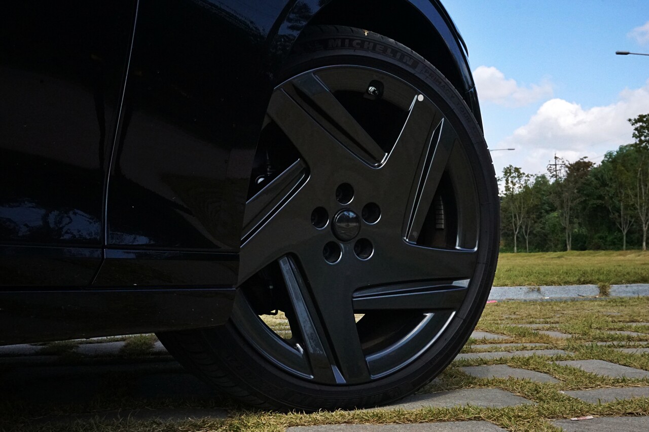 제네시스 G90 블랙 21인치 휠. / 허인학 기자