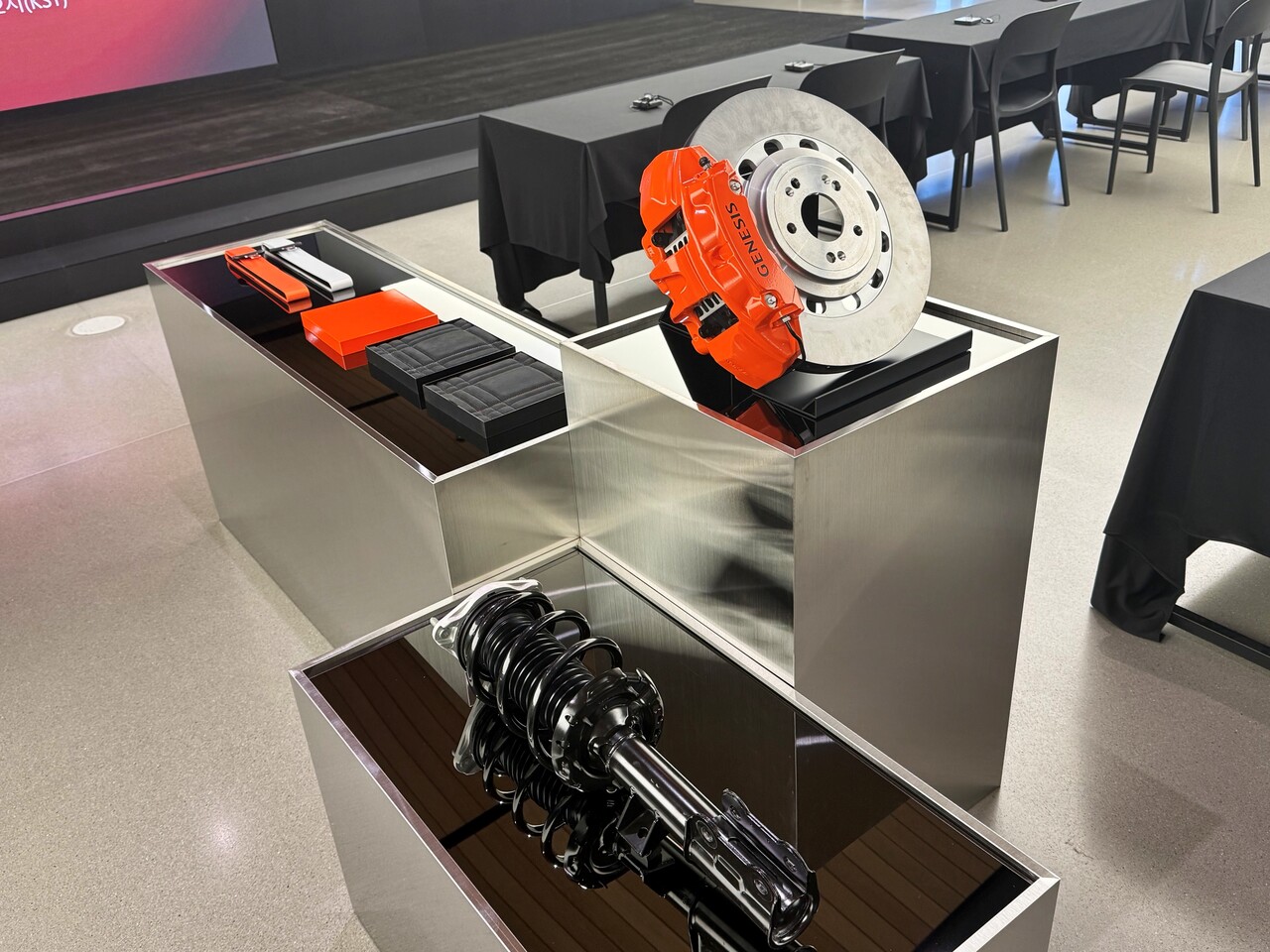 제네시스 GV60 마그마에 적용된 서스펜션과 브레이크 시스템. / 허인학 기자