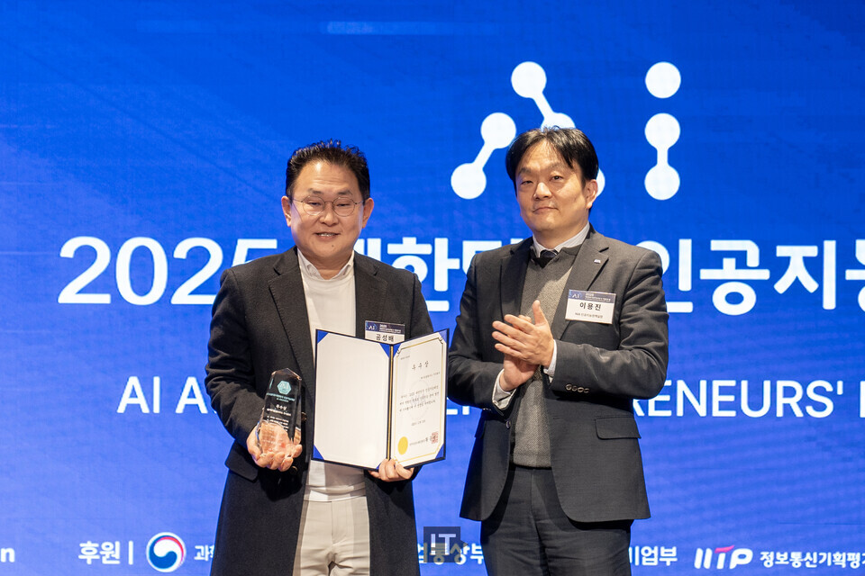 19일 코리아나호텔에서 열린 ‘2025 대한민국 인공지능대상’에서 한국지능정보사회진흥원장상을 수상한 (왼쪽부터) 공성배 메가존클라우드 최고AI책임자(CAIO)가 이용진 한국지능정보사회진흥원 실장과 기념촬영하고 있다. / IT조선