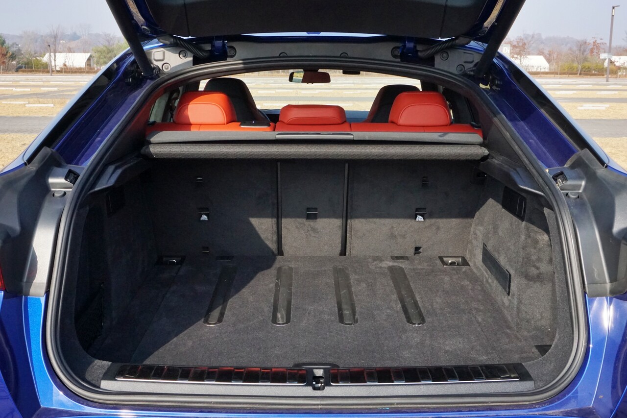 BMW X6 M 컴페티션 트렁크 공간. / 허인학 기자