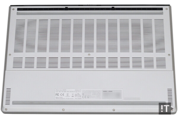 에이수스 ROG 제피러스 G16(GA605) 후면 모습 / 권용만 기자