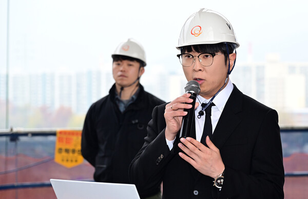 장윤중 카카오엔터테인먼트 대표가 25일 서울 도봉구 창동 서울 아레나 복합문화시설 건립 현장에서 김민석 총리에게 공연업계의 현황에 대해 보고를 하고 있다. / 뉴스1