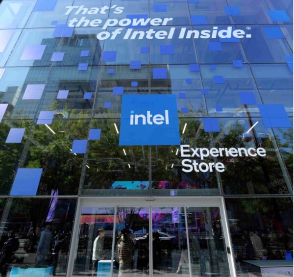 강남에 마련된 인텔의 AI PC 팝업 스토어 외부 전경 / 인텔