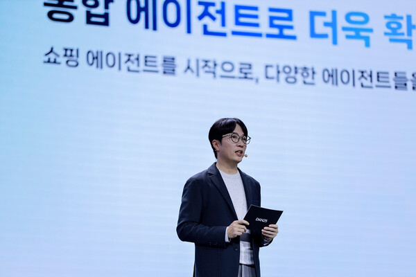 김범준 네이버 최고운영책임자(COO)가 11월 6일 서울 코엑스에서 열린 DAN25 컨퍼런스에서 네이버의 통합 에이전트 ‘Agent N’을 소개하고 있다. / 네이버