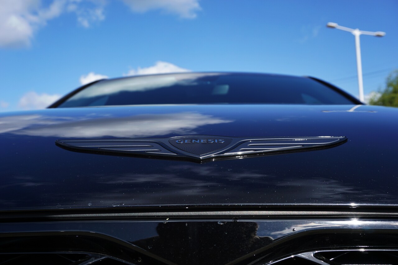 제네시스 G90 블랙 전용 기요셰 패턴 엠블럼. / 허인학 기자