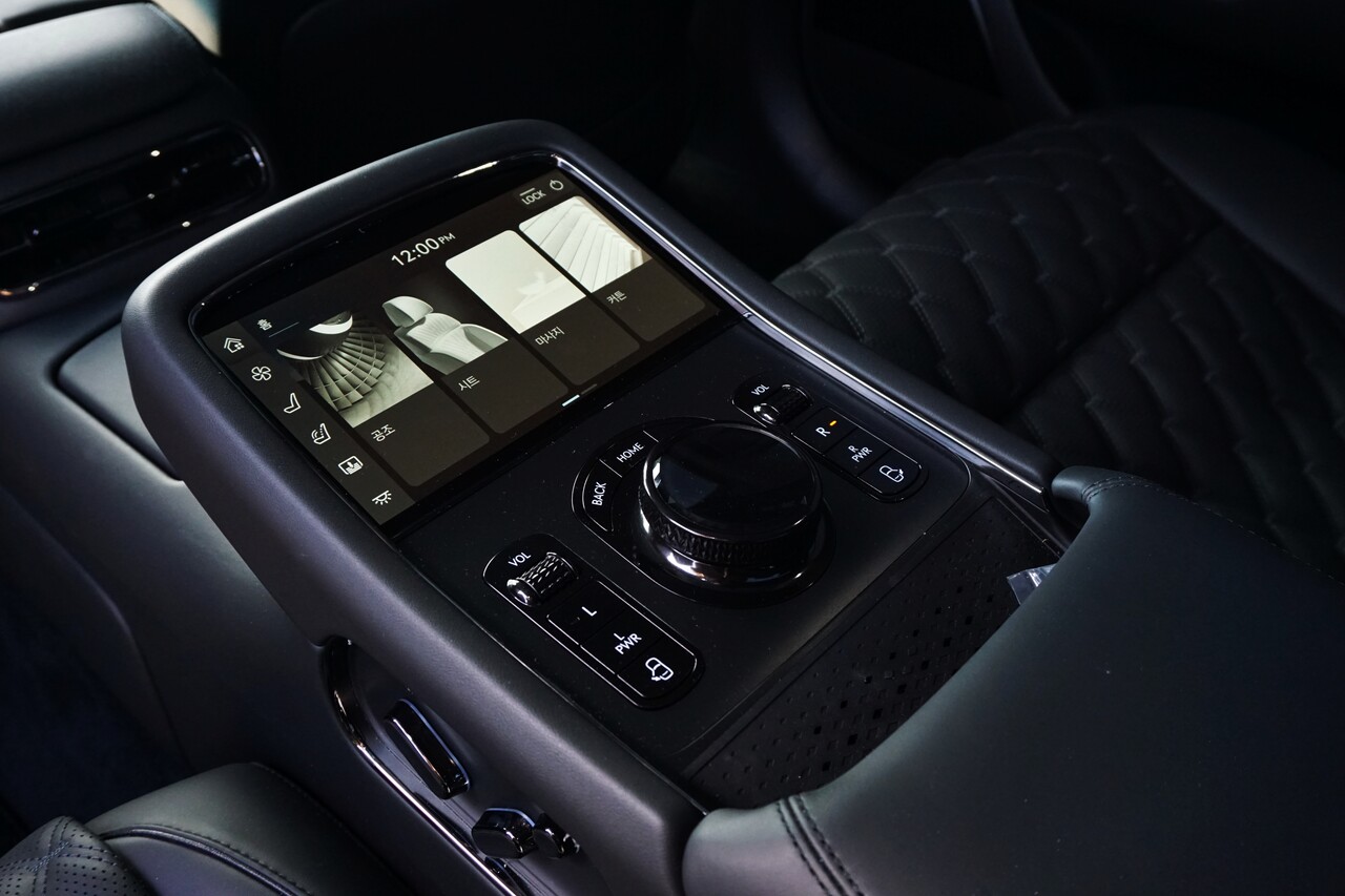 2열 시트 및 인포테인먼트 시스템 조작부. / 허인학 기자