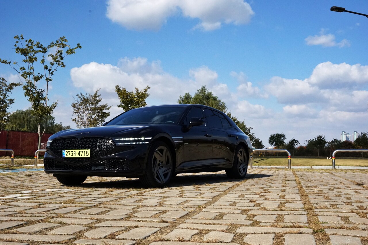 제네시스 G90 블랙 전측면. / 허인학 기자